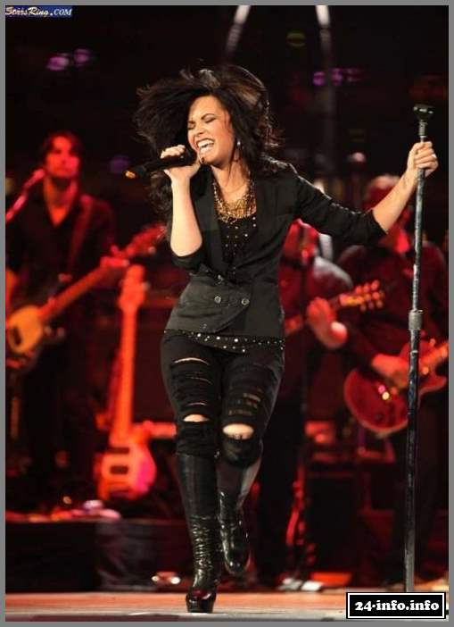 Голая звезда Деми Ловато