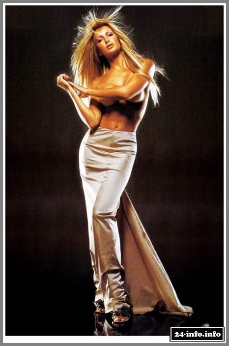 Голая звезда Каприс Боуретте