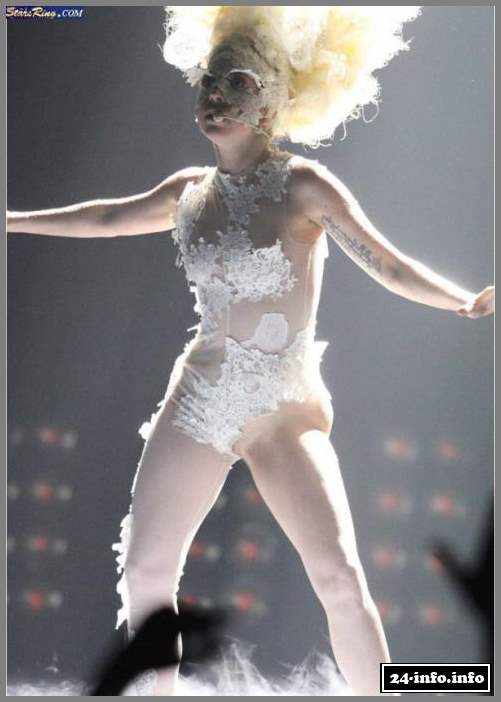 Голая звезда Леди Гага