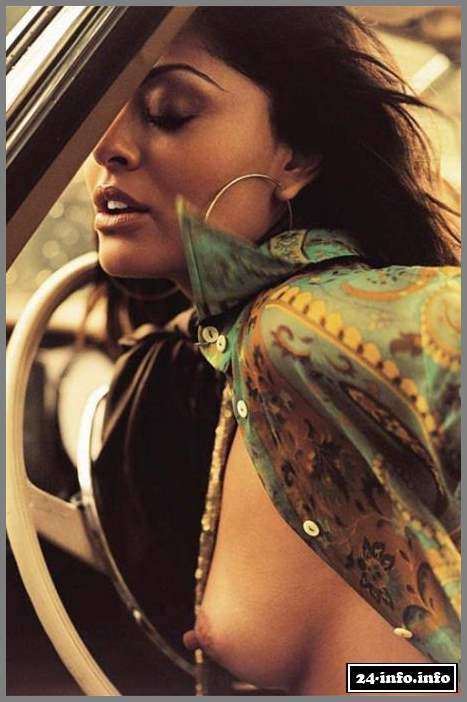 Голая звезда Жулиана Паес