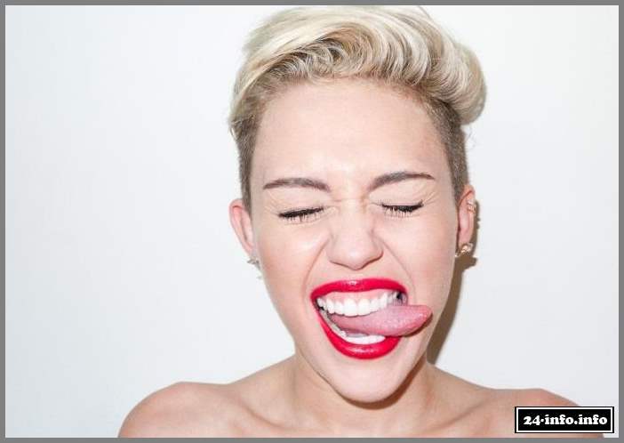 Майли Сайрус объяснила свой фирменный жест