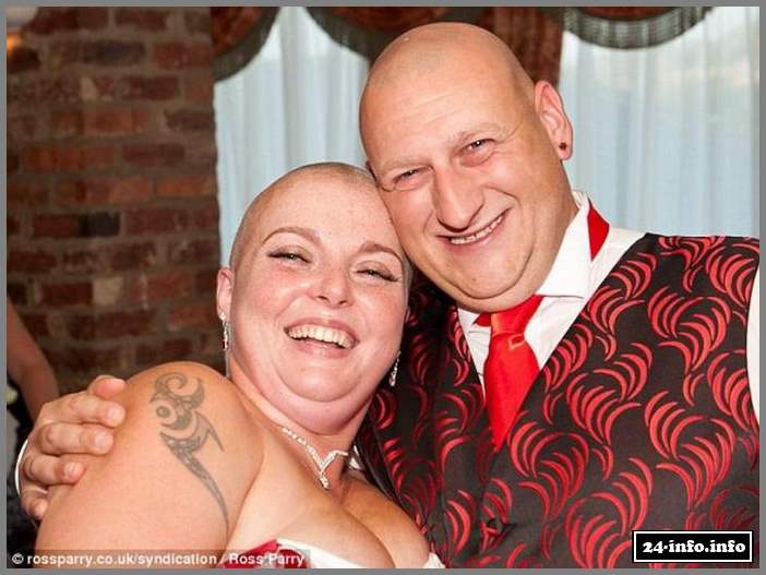 Невеста шокировала гостей, обрив голову прямо на свадьбе