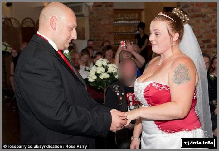 Невеста шокировала гостей, обрив голову прямо на свадьбе