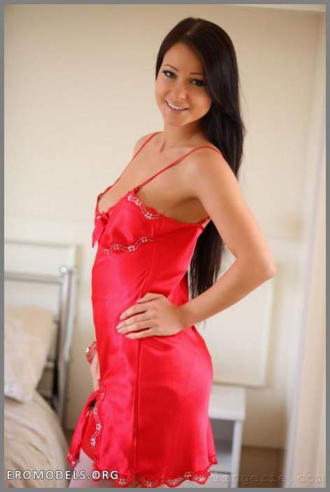 Красотка на кровати