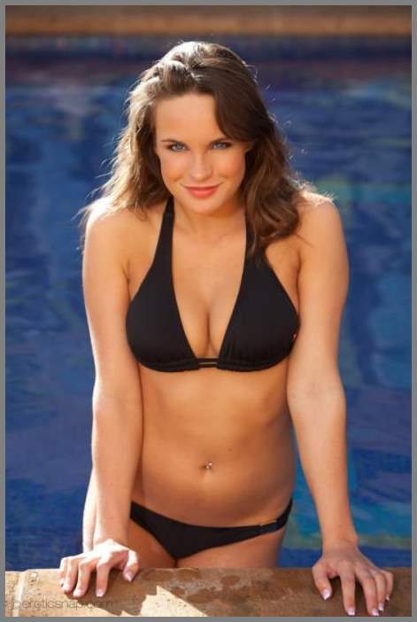 Красотка в бассейне