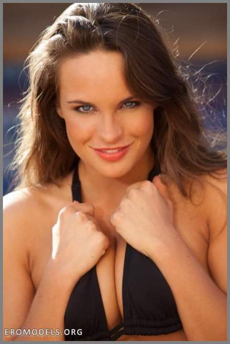 Красотка в бассейне