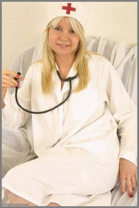 Блондинка-медсестра разделась и оживляет больного