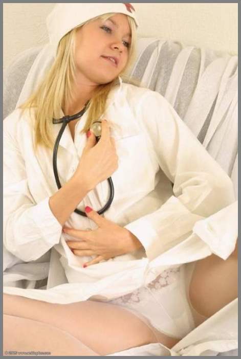 Блондинка-медсестра разделась и оживляет больного