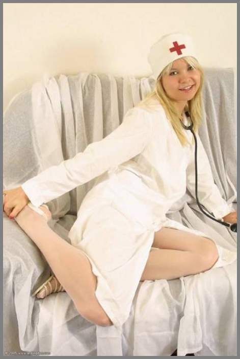 Блондинка-медсестра разделась и оживляет больного