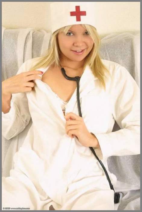 Блондинка-медсестра разделась и оживляет больного