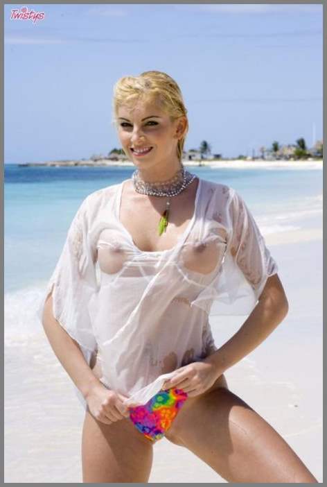 Мокрая киска блондинки