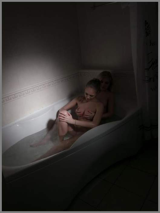 Две малышки и их стеклянный самотык