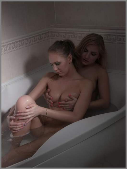 Две малышки и их стеклянный самотык