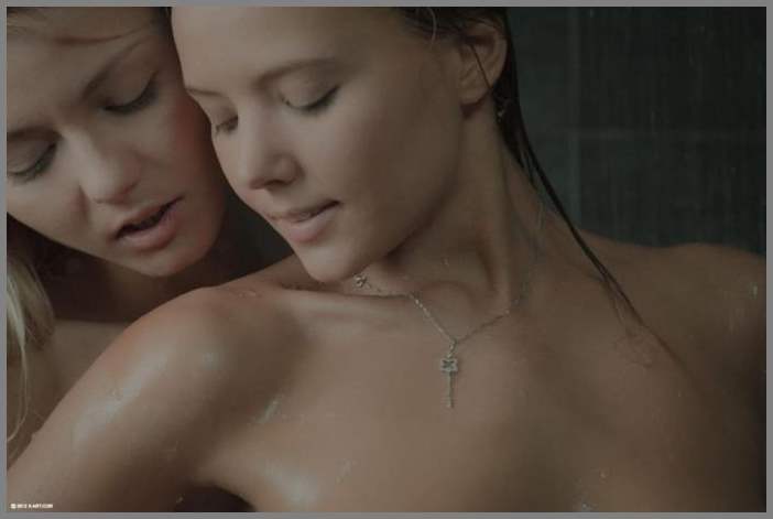 Две студентки моют друг другу свои мокрые щели и вагину