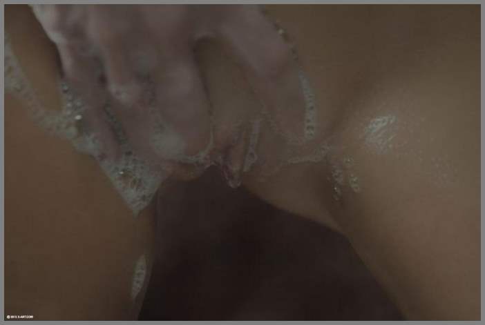 Две студентки моют друг другу свои мокрые щели и вагину