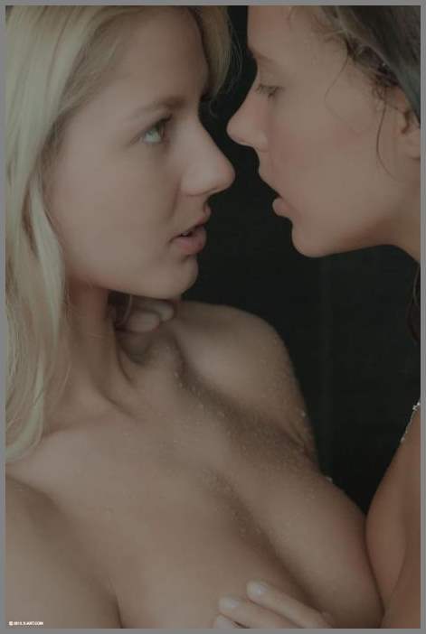 Две студентки моют друг другу свои мокрые щели и вагину