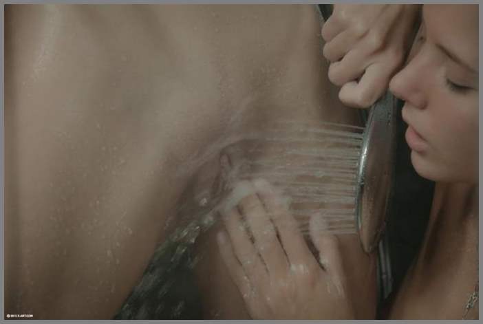 Две студентки моют друг другу свои мокрые щели и вагину