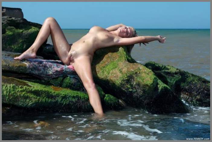 Девка с огромным пельменем между ног