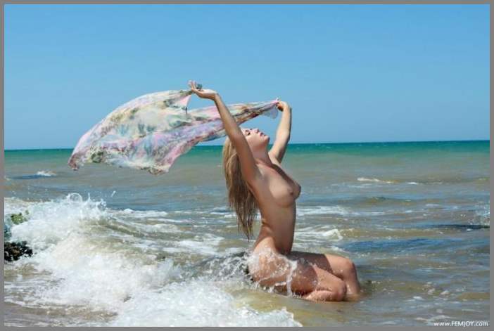 Девка с огромным пельменем между ног