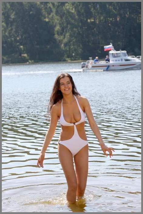 Шикарная малолетка на речке