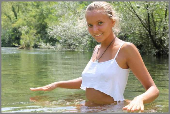 Грудастая блядь в розовых трусах