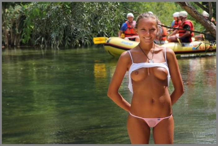 Грудастая блядь в розовых трусах