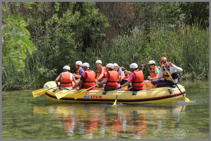 Грудастая блядь в розовых трусах