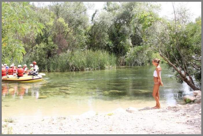 Грудастая блядь в розовых трусах