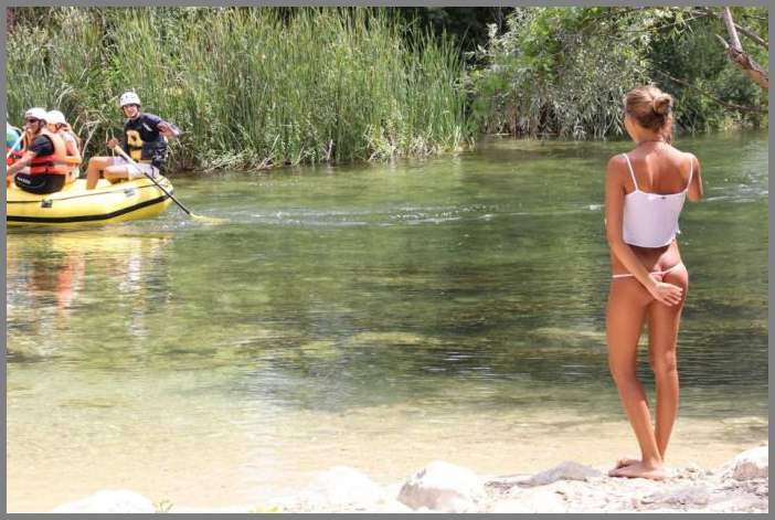 Грудастая блядь в розовых трусах