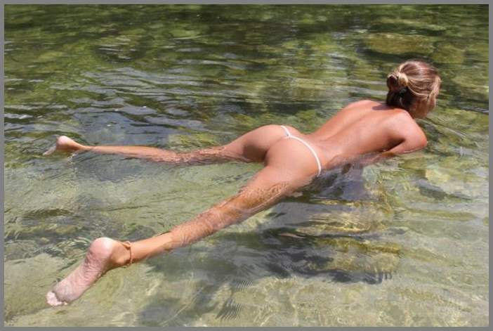 Грудастая блядь в розовых трусах