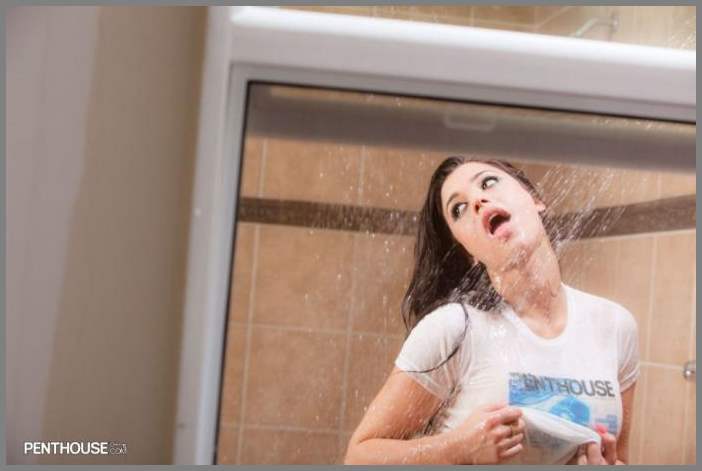 Блядь принимает душь