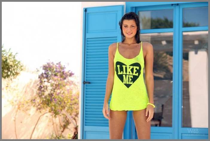 Красивая эротика стоя раком перед камерой