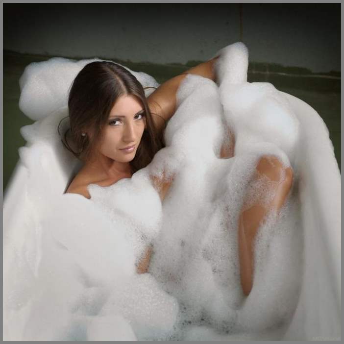 Охуенная баба показывает свои прелести