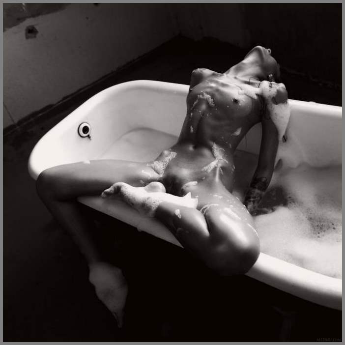 Охуенная баба показывает свои прелести