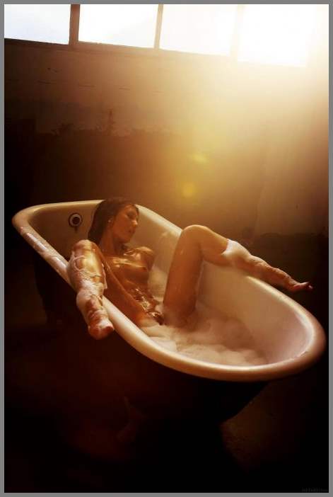 Охуенная баба показывает свои прелести