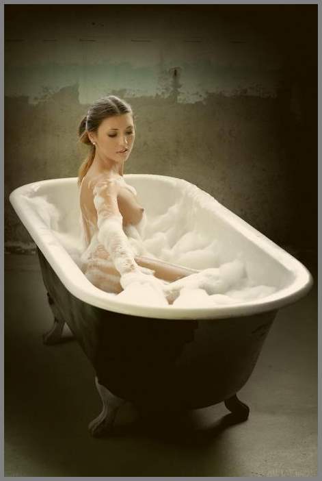 Охуенная баба показывает свои прелести