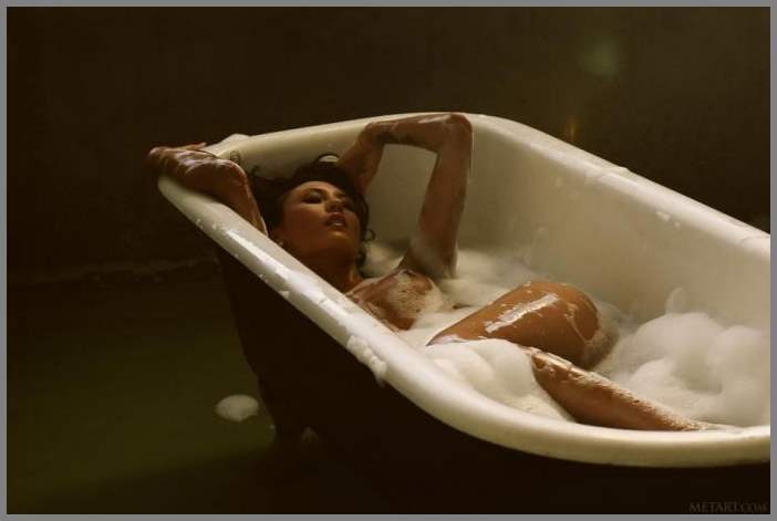 Охуенная баба показывает свои прелести