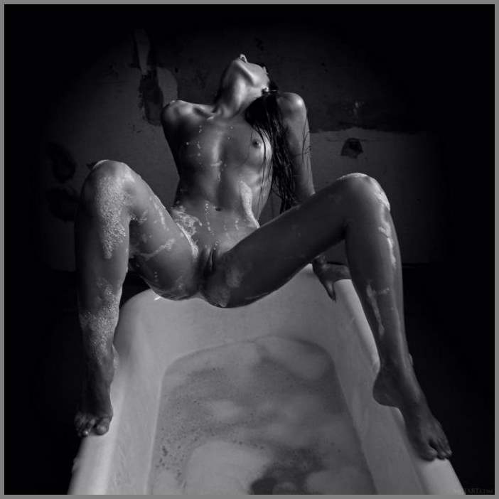 Охуенная баба показывает свои прелести