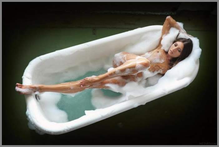 Охуенная баба показывает свои прелести