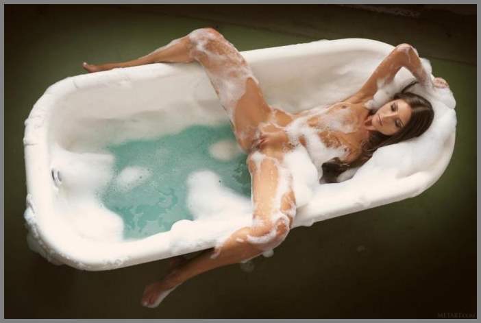 Охуенная баба показывает свои прелести