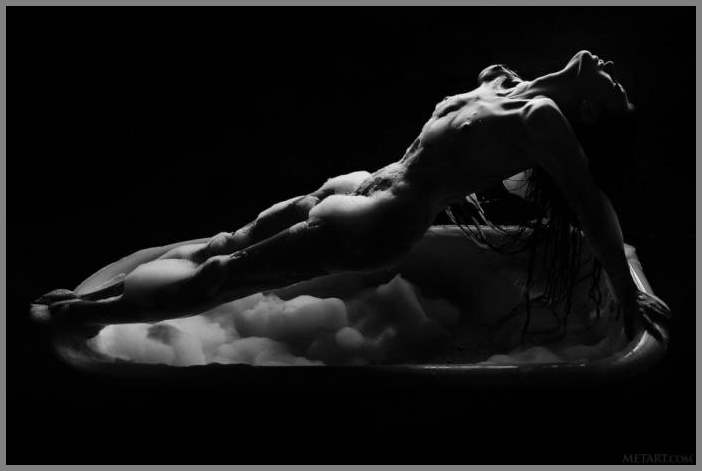 Охуенная баба показывает свои прелести