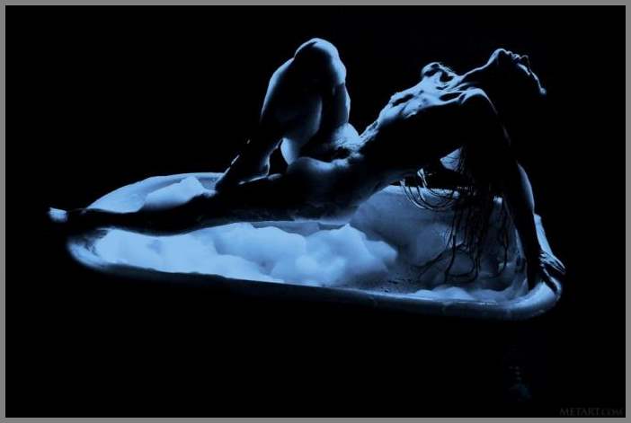 Охуенная баба показывает свои прелести