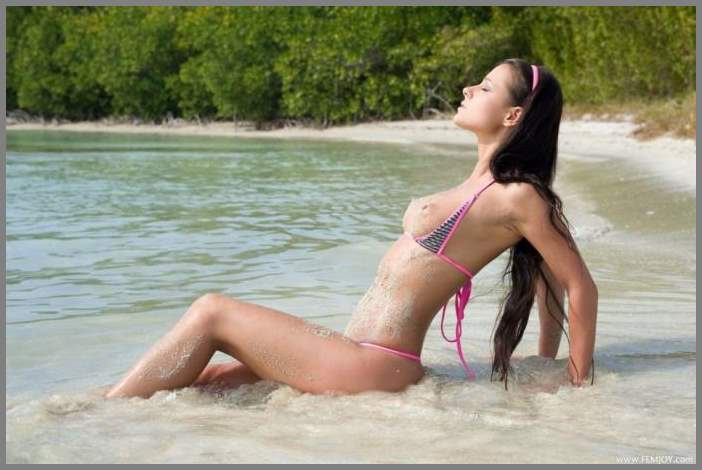 Грудастая сучка в бикини