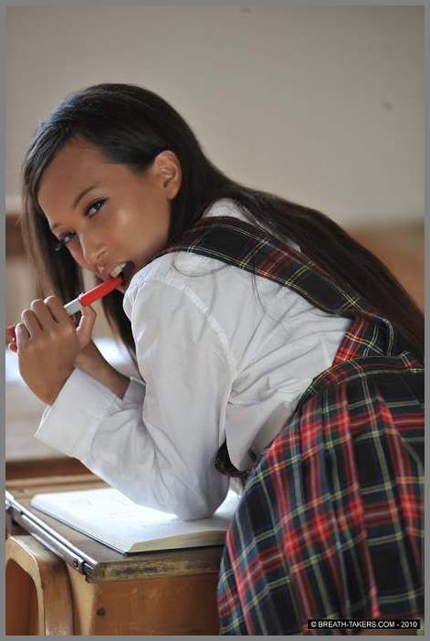 Молоденькая школьница азиатка