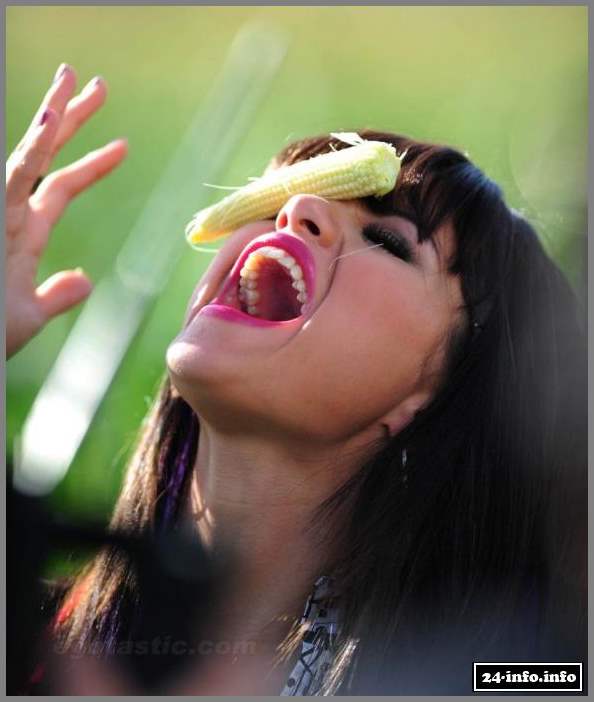 Selena Gomez снимает новый клип (15 фотографий)