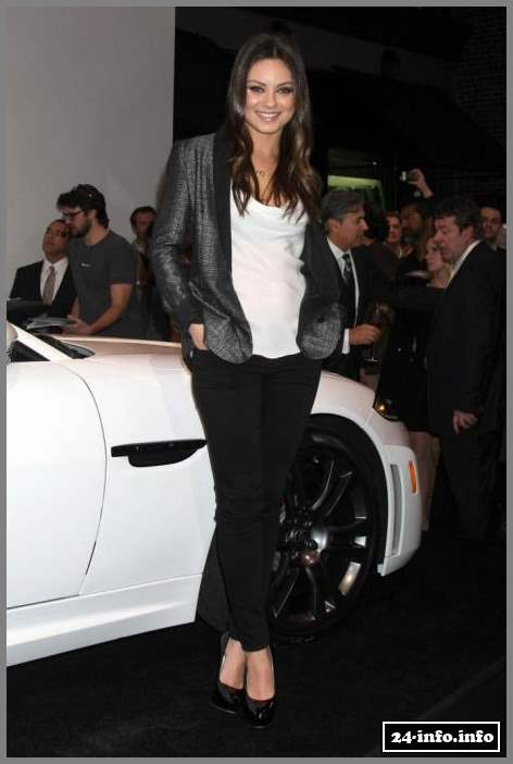 Мила Кунис в обтягивающих джинсах (9 Фото)