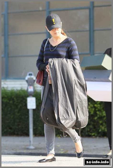 Мила Кунис в обтягивающих джинсах (9 Фото)