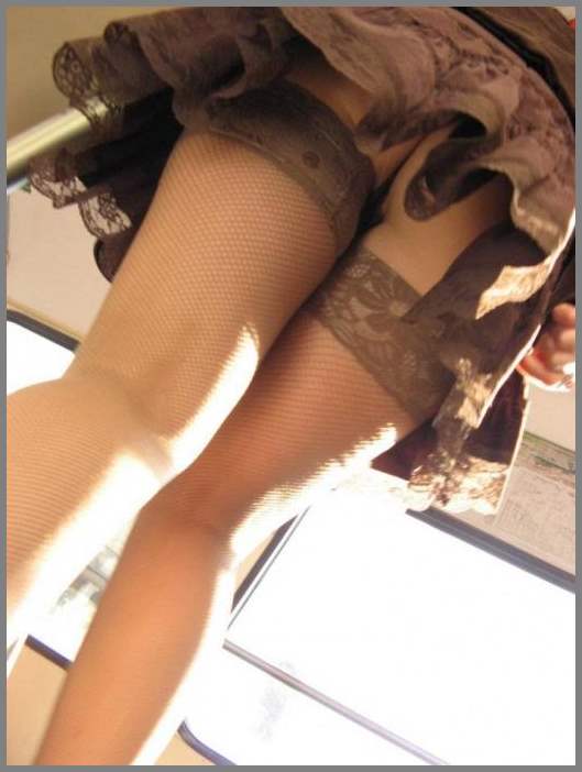 Нафоткал трусишек под юбчонками
