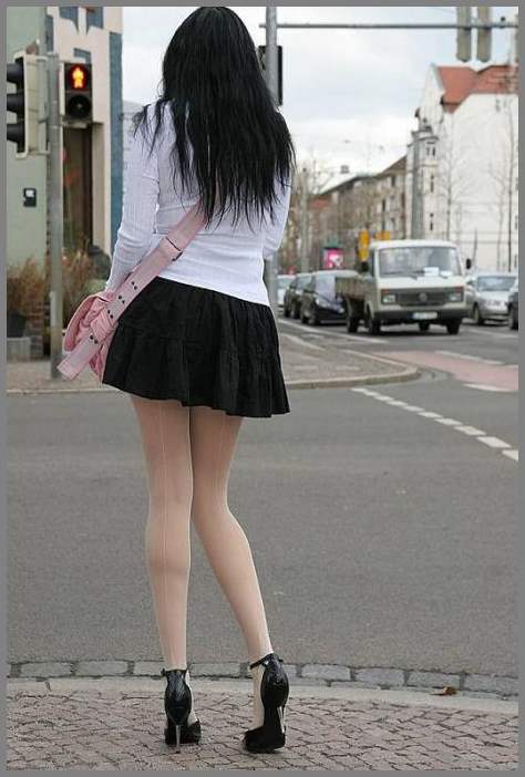 Засветы девок в коротких юбках