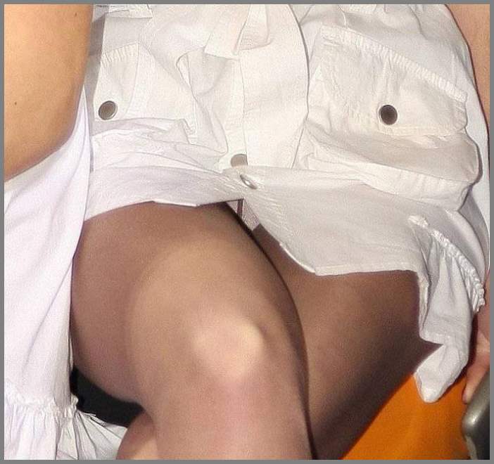 Засветы девок в коротких юбках